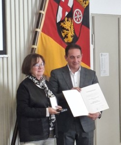 Auf dem Bild: B�rbel Buschbacher mit SGD-Pr�sident Hannes Kopf